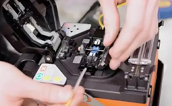 10月份光纤熔接作业富龙光纤通信参与多地通信网络维护项目